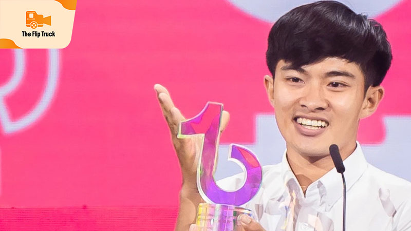 Hot TikToker Lê Tuấn Khang Gây Sốt Khi Tham Gia Lật Mặt 8 Của Lý Hải 3 Tuấn Khang nhận giải của tiktok