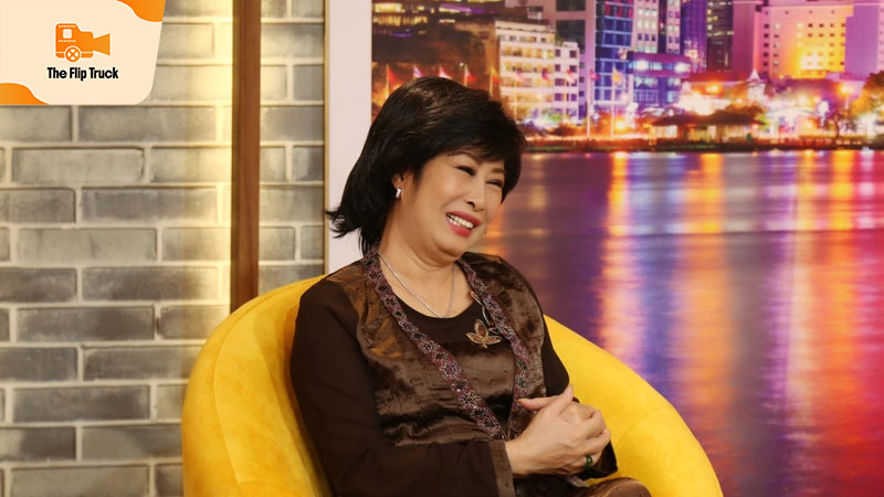 NSUT Kim Phương: Từ vai ác đến bà ngoại trong "Lật Mặt 8" 2 NSUT Kim Phương trong một liveshow